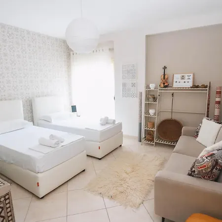 Large Near The Seaside Boulevard Lungomare アパート Vlorë